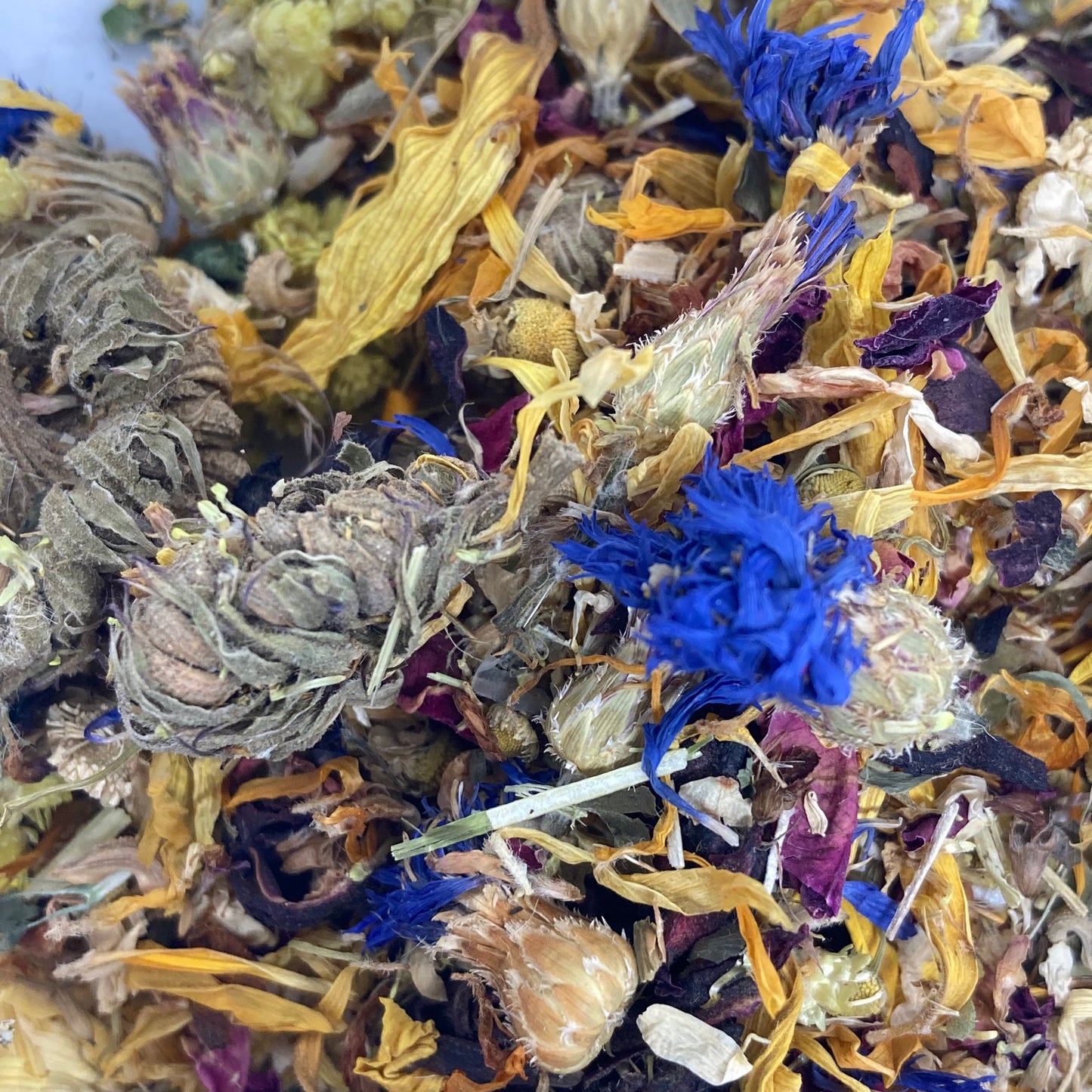 Mélange Feux D'artifices/Fireworks Blend
Mélange de fleurs séchées 
Blend of dried flowers