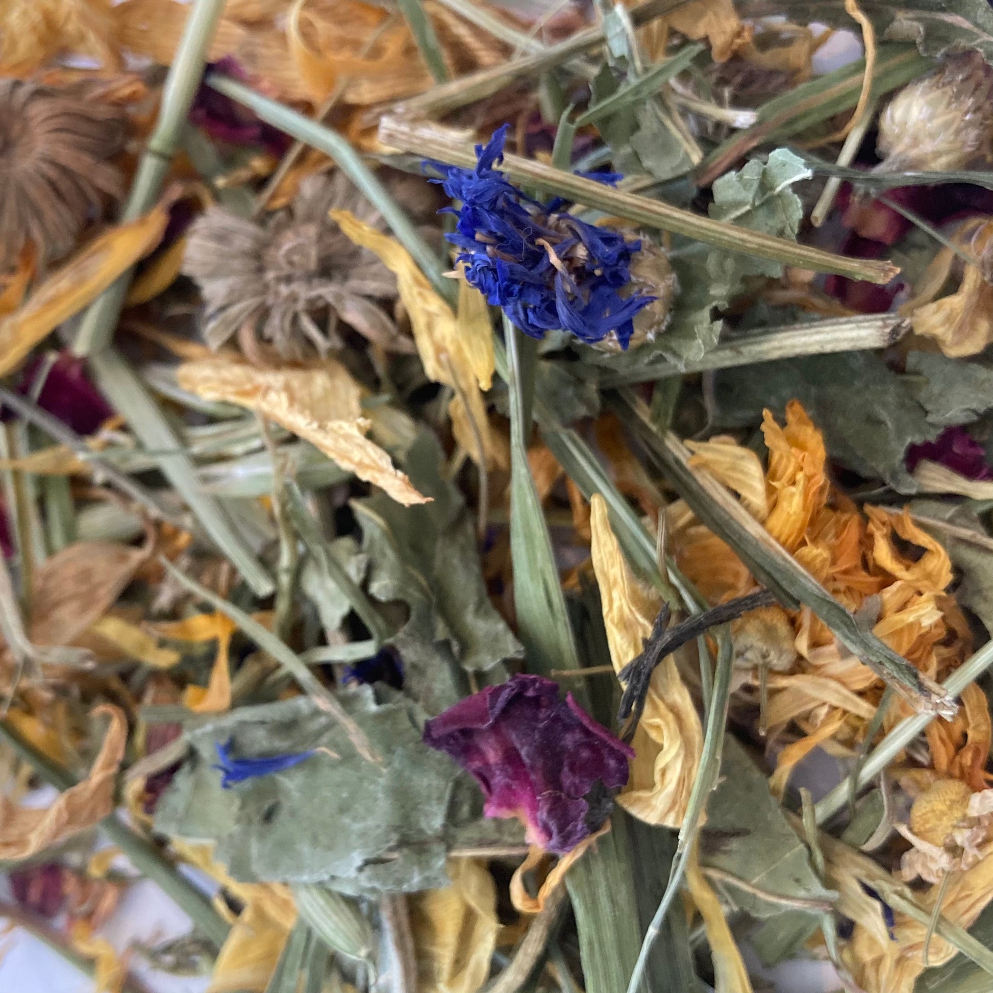 Mélange Aurore Boréale/Aurora Borealis Blend
Mélange d'avoine, d'herbes et de fleurs séchées 
Blend of dried oats, herbs and flowers