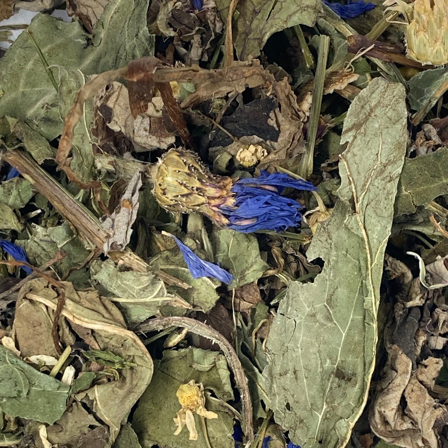 Mélange Jardin D'émeraude/Emerald Gardens Blend
Mélange de fleurs et d'herbes séchées 
Blend of dried flowers and herbs